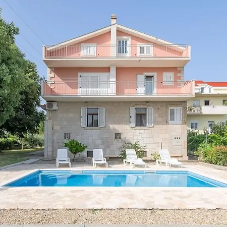 Apartment Stipe Solin